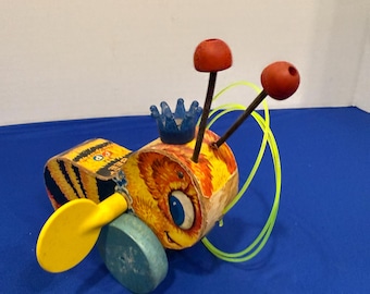 Vintage Fisher Price Queen Buzzy Bee #314 Wooden Pull Toy Rare Complete Crown 1969-1970