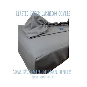 Könnte beinhalten: Grauer, passender Kissenbezug mit elastischen Kanten. Der Bezug ist auf einem grauen Kissen abgebildet. Der Text "ELASTIC FITTED CUSHION COVERS" befindet sich oben im Bild. Der Text "SOFAS, RV, CAMPER, OTTOMAN, BENCHES" befindet sich unten im Bild. Der Text "SENSIBLE HOME DECOR, LLC" befindet sich unter dem vorherigen Text.