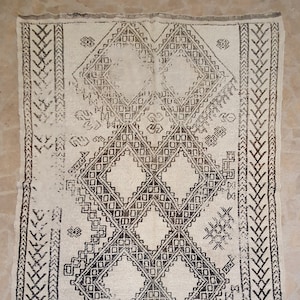 Vintage Moroccan Beni Ourain Rug: Handwoven Wool Diamond Rug (6&#39;0&#39;&#39; X 8&#39;4&#39;&#39;)