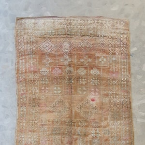 Vintage Berber Boujaad Rug: Moroccan Bohemian Wool Carpet (5&#39;8&#39;&#39; X 9&#39;7&#39;&#39;)