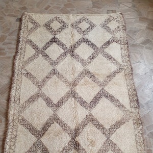 Vintage Moroccan Beni Ourain Rug: Handwoven Wool, Diamond Pattern (5&#39;6&#39;&#39; X 10&#39;4&#39;&#39;)