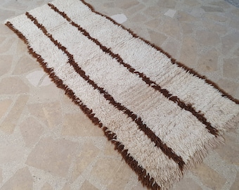 Vintage berber tribal Moroccan rug,  2'1'' X 5'5'' rug, Moroccan rug small, tapis marocain, Marokkanischer Teppich, Alfombra