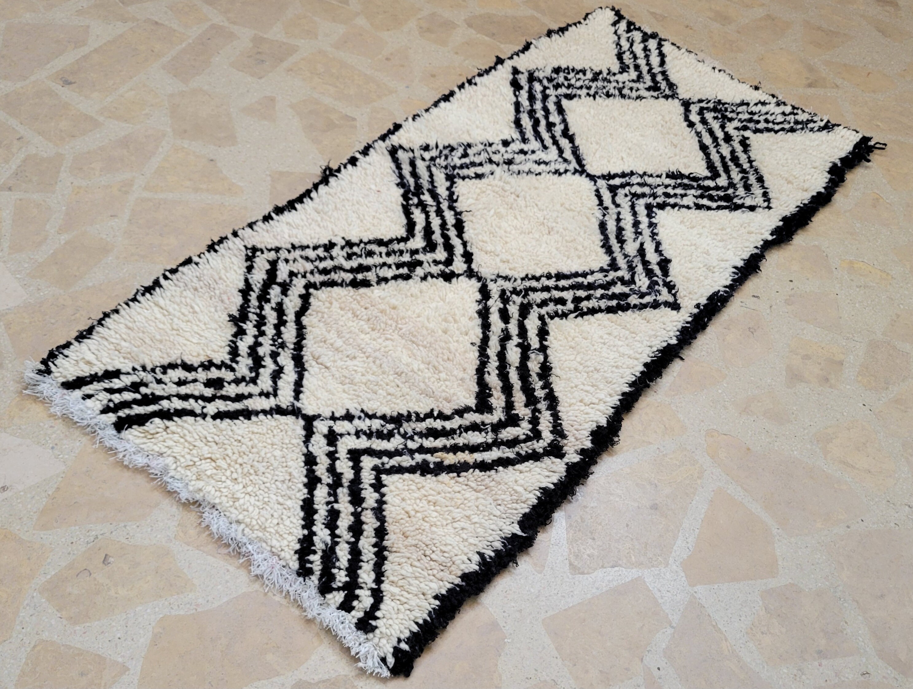 Vintage small berber tribal Moroccan rug, 2'5'' X 5'6'' rug, Moroccan rug small, tapis marocain, Marokkanischer Teppich, Alfombra