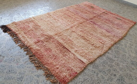 Buying a Vintage Moroccan Rug - black & blooms Buying a Vintage Moroccan Rug - black & blooms