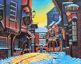 Op de afbeelding: Olieverfschilderij van een besneeuwde straatscène. Gebouwen staan langs de straat, gebouwd van baksteen en donker hout, met hangende borden. De lucht gaat over van geel naar blauw. Een persoon loopt door de besneeuwde straat.