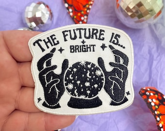Geborduurde opstrijkpatch kristallen bol – Future is Bright