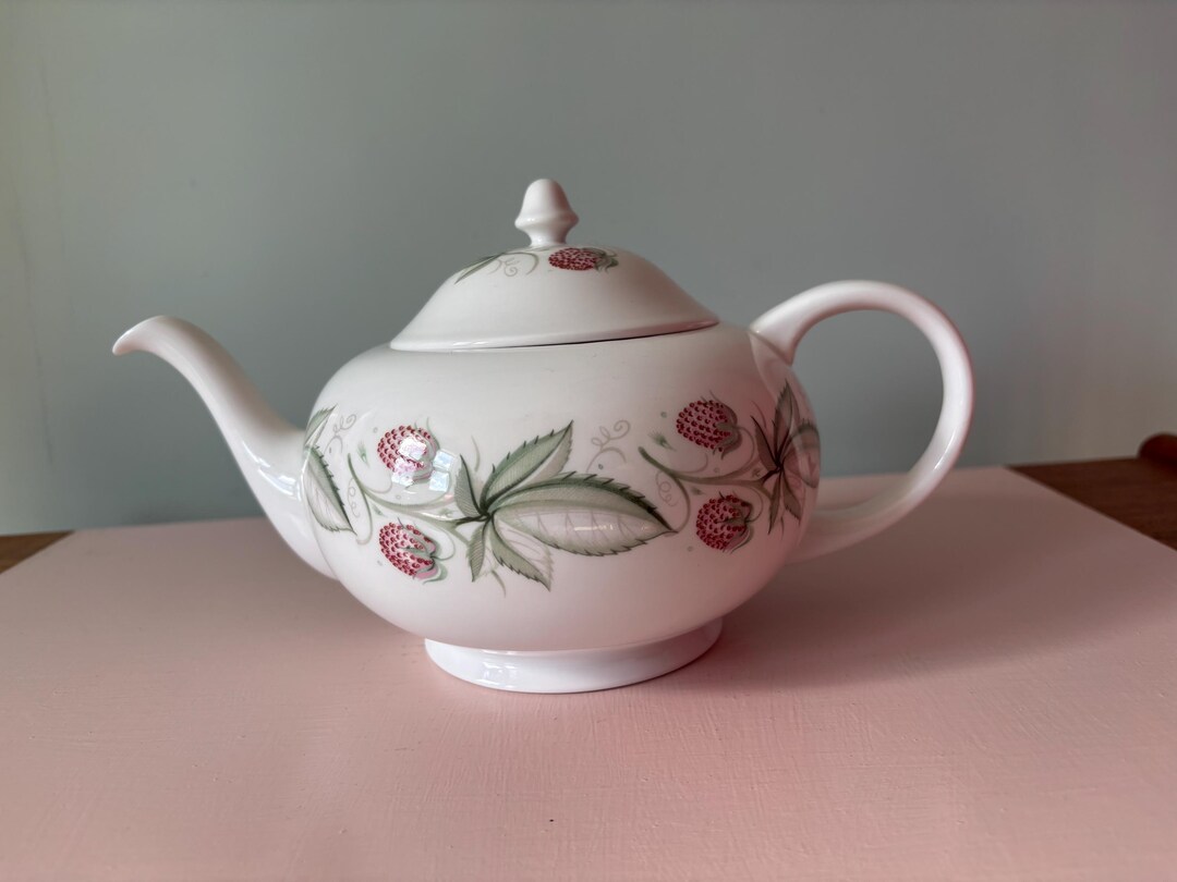 スージークーパー ワイルドストロベリー ティーポット プレーンエッジ