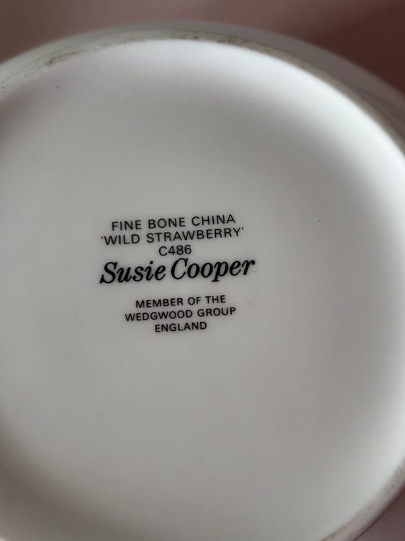 スージークーパー ワイルドストロベリー ティーポット プレーンエッジ