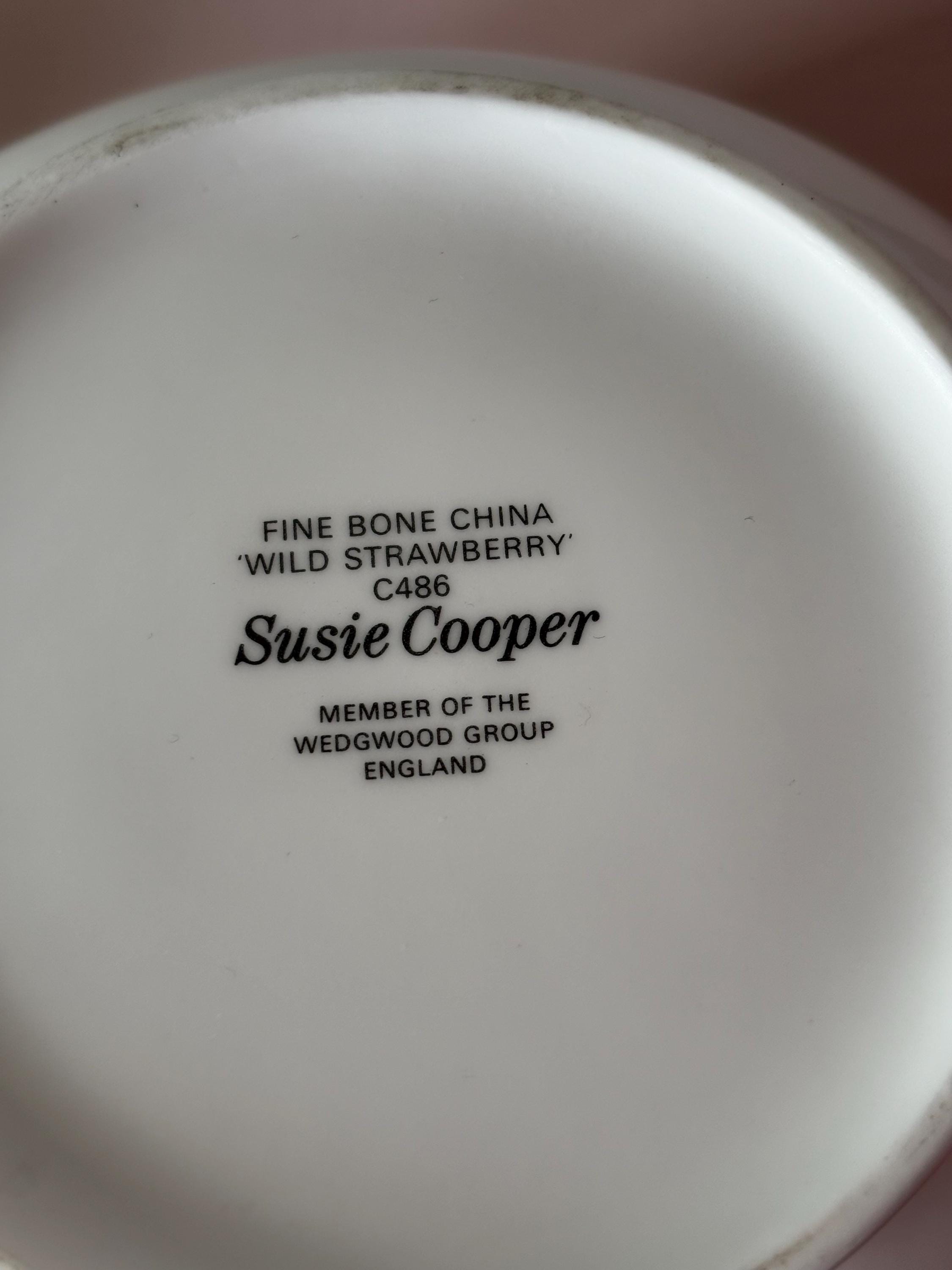 スージークーパー ワイルドストロベリー ティーポット プレーンエッジ