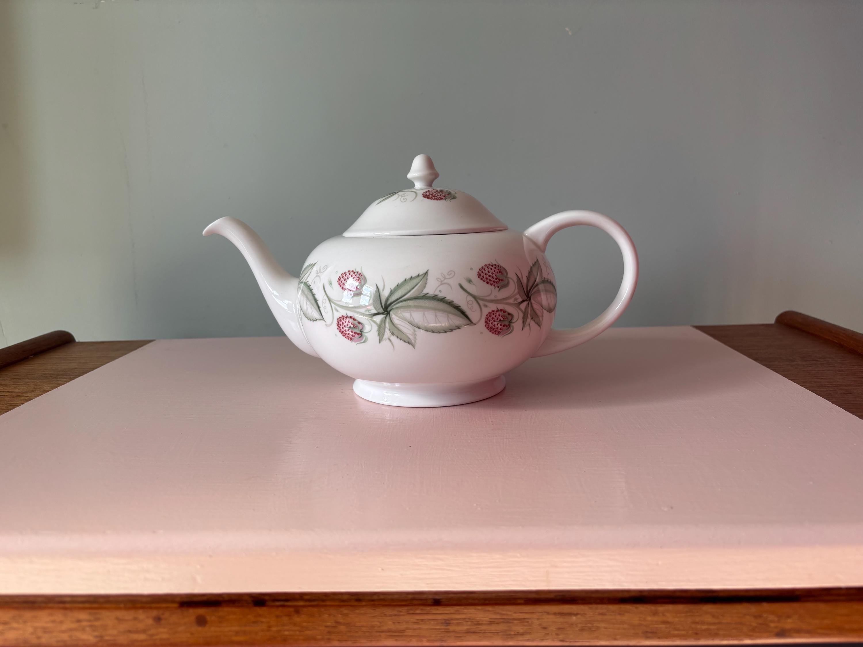 スージークーパー ワイルドストロベリー ティーポット プレーンエッジ