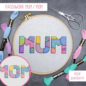 Könnte beinhalten: Ein Kreuzstichmuster für ein farbenfrohes Patchwork-Design mit dem Wort "MUTTER". Das Muster ist auf weißen Stoff gedruckt und von Stickgarn in verschiedenen Farben umgeben.