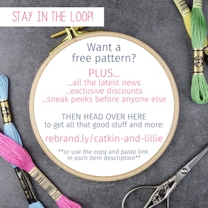 Może przedstawiać: Drewniany tamborek do haftu z białym tłem i czarnym tekstem, kt&oacute;ry brzmi "STAY IN THE LOOP! Want a free pattern? PLUS... all the latest news ...exclusive discounts ...sneak peeks before anyone else THEN HEAD OVER HERE to get all that good stuff and more: rebrand.ly/catkin-and-lillie **or use the copy and paste link in each item description**"