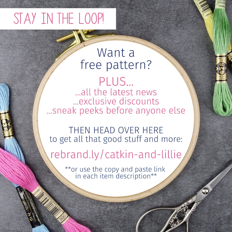 Może przedstawiać: Drewniany tamborek do haftu z białym tłem i czarnym tekstem, kt&oacute;ry brzmi "STAY IN THE LOOP! Want a free pattern? PLUS... all the latest news ...exclusive discounts ...sneak peeks before anyone else THEN HEAD OVER HERE to get all that good stuff and more: rebrand.ly/catkin-and-lillie **or use the copy and paste link in each item description**"