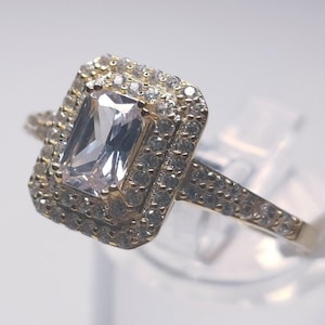 Simulierter Diamant (1.670Ct.) Halo-Ring (Größe verfügbar) aus Sterlingsilber.  KOSTENLOSES PORTO