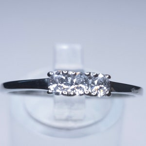 Anillo - Anillo de 3 piedras con circonitas SWAROVSKI en plata de ley (tallas Q y R) ENVÍO GRATIS