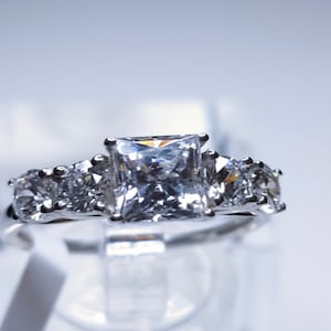 Anillo - Anillo de 5 piedras SWAROVSKI (3,780 ct.) Anillo de plata de ley con revestimiento de platino (talla O) ENVÍO GRATUITO
