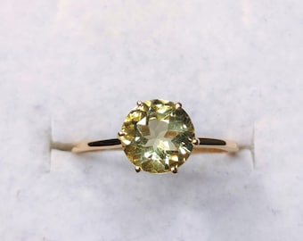 Solitario de cuarzo verde (1.500 ct.) (tamaño disponible) en plata de ley con recubrimiento de oro de 14 quilates. ENVÍO GRATUITO.