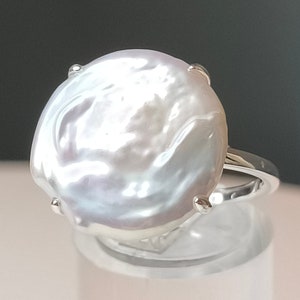 Anillo - Perla (6,000 ct.) Anillo solitario Keshi blanco (talla O) Plata de ley con revestimiento de rodio. ENVÍO GRATIS