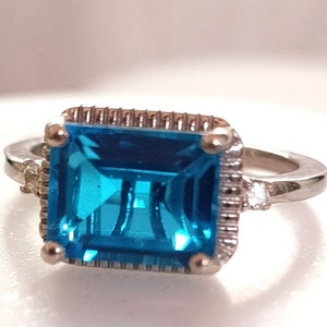 Anillo - Anillo de cuarzo azul y circonitas en plata de ley con revestimiento de rodio de 2,970 ct. (talla L) ENVÍO GRATIS
