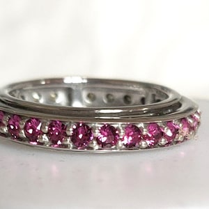 Anillo - Spinner Ruby (Crystal) Eternity Band en plata de ley con revestimiento de platino (talla M) ENVÍO GRATIS