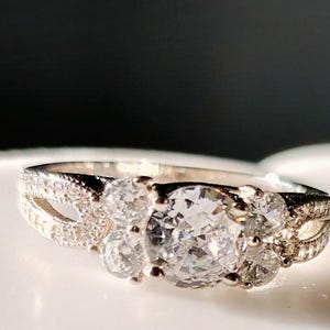 Anillo - Anillo de diamantes simulados en plata de ley de 3,000 ct. (talla disponible) ENVÍO GRATIS