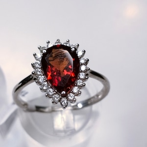 Anillo - Anillo de citrino cereza y circonita de 1,940 ct. (talla P) en plata de ley bañada en platino. ENVÍO GRATIS