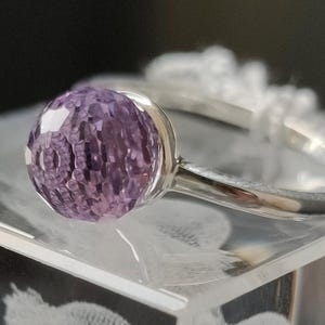Anillo - Anillo solitario de cristal violeta de SWAROVSKI (3,290 ct.) (talla S) en plata de ley. ENVÍO GRATUITO