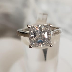 Anillo - Solitario de circonitas SWAROVSKI en plata de ley con revestimiento de rodio de 4,805 ct. (talla disponible) ENVÍO GRATUITO