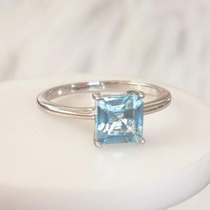 Anillo - Anillo de topacio azul cielo en plata de ley con revestimiento de rodio de 2,130 ct. (talla disponible) ENVÍO GRATIS