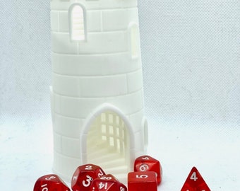 Può includere: Una torre bianca stampata in 3D con una piccola apertura nella parte inferiore. Ci sono sei dadi rossi con numeri bianchi sparsi intorno alla torre.