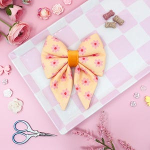 Blush bloemen hondenstrikje, zachte gele handgemaakte zeemanstrik, lentemeisje hondenstrik, schattige huisdierstrik voor kleine tot XL honden - BLUSH en GOUD
