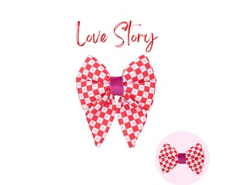Könnte beinhalten: Eine rot-weiße karierte Schleife mit rosa Herzen und einer magentafarbenen Samtmitte. Die Schleife ist zu einem Knoten gebunden und hat eine spitze Form. Der Text "Love Story" ist in Rot über der Schleife geschrieben.