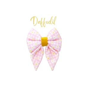 Roze geruite zeemansstrik met gele bloemen, vlinderdas voor meisjes of jongens, hondenaccessoire met lentebloemen | Alle maten: DAFFODIL