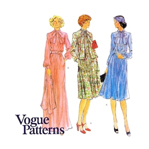 Puede incluir: Un patrón de costura vintage con tres mujeres que llevan diferentes estilos de vestidos con un lazo en el cuello. El patrón es de Vogue Patterns.