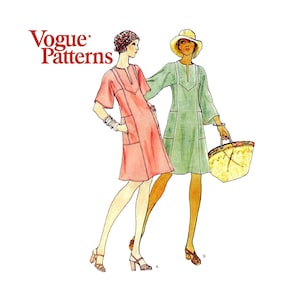Op de afbeelding: Vogue Patterns naaipatroonillustratie met twee vrouwen in jurken. De vrouw links draagt een roze jurk met korte mouwen en de vrouw rechts draagt een groene jurk met lange mouwen. Beide vrouwen dragen hoeden en sandalen.