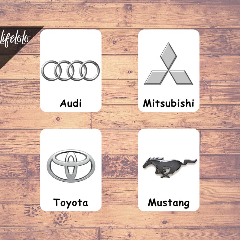 Puede incluir: Cuatro tarjetas blancas con texto negro y logotipos de coches plateados. Los logotipos son para Audi, Mitsubishi, Toyota y Mustang.