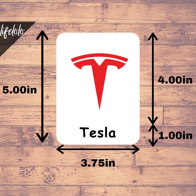 Puede incluir: Tarjeta blanca con un logotipo de Tesla rojo y la palabra "Tesla" impresa en negro. La tarjeta mide 12,7 cm de alto por 9,5 cm de ancho.