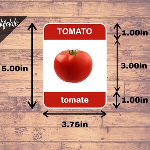 Pu&ograve; includere: Una carta rossa con la parola "TOMATO" in lettere bianche in alto e la parola "tomate" in lettere bianche in basso. Un pomodoro rosso &egrave; raffigurato al centro della carta. La carta misura 12,7 cm di altezza e 9,5 cm di larghezza.
