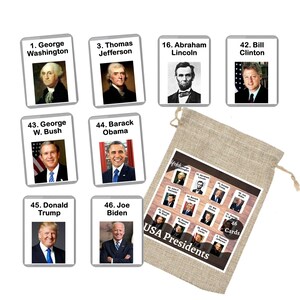 Pu&ograve; includere: Un set di 46 carte con immagini dei presidenti degli Stati Uniti. Le carte sono disposte in una griglia e sono etichettate con il numero e il nome del presidente. Le carte sono in una borsa di juta con il testo "USA Presidents" e "46 Cards".