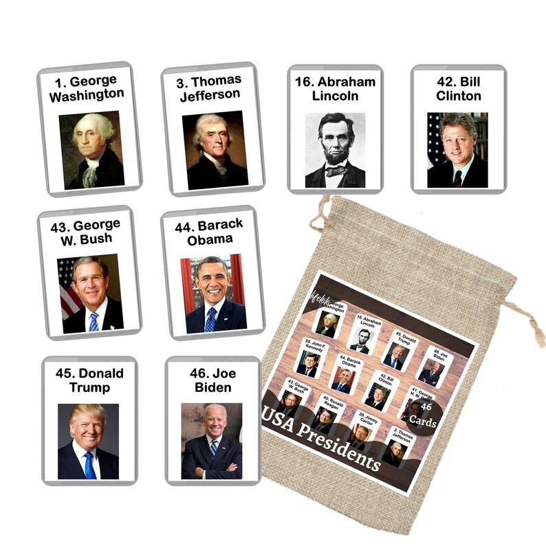 Pu&ograve; includere: Un set di 46 carte con immagini dei presidenti degli Stati Uniti. Le carte sono disposte in una griglia e sono etichettate con il numero e il nome del presidente. Le carte sono in una borsa di juta con il testo "USA Presidents" e "46 Cards".