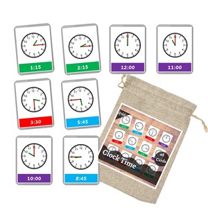 Pu&ograve; includere: Un set di 48 carte di apprendimento del tempo con un orologio analogico, in una borsa di juta. Le carte presentano orologi analogici con diversi orari, tra cui 1:15, 2:15, 12:00, 11:00, 3:30, 5:45, 10:00 e 8:45. Le carte sono etichettate con l'ora in grassetto.