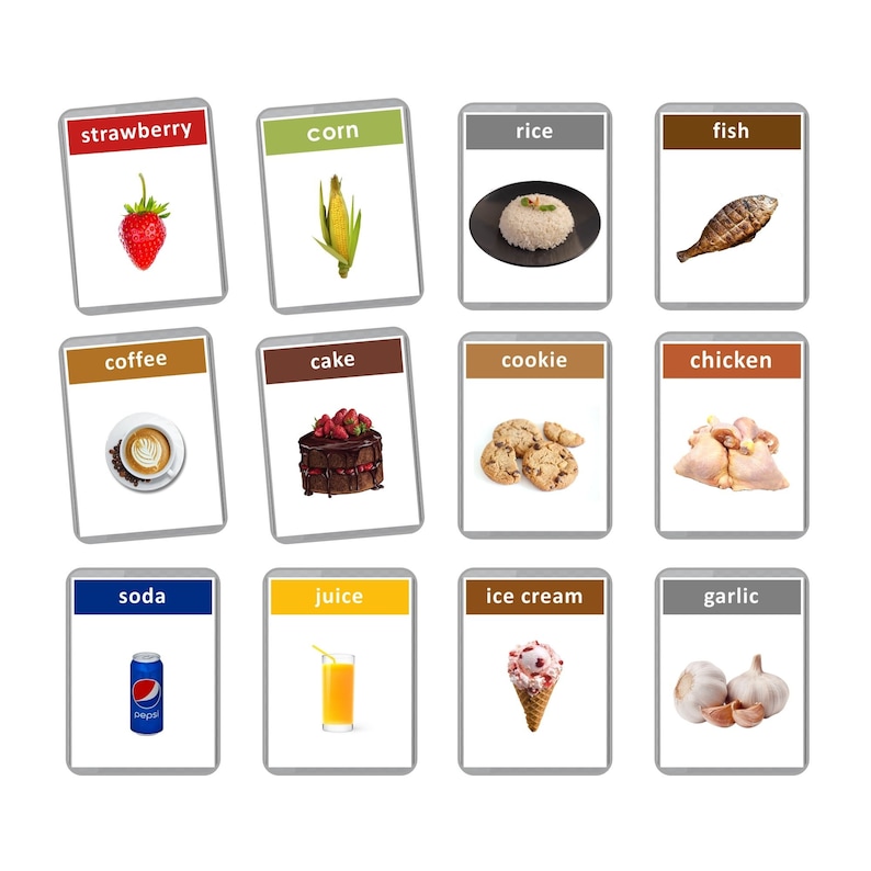 Pu&ograve; includere: Un set di 12 flashcard che mostrano vari alimenti, ognuno con la sua etichetta di parola corrispondente. Le flashcard sono disposte in una griglia 3x4, ogni carta ha uno sfondo bianco e un bordo grigio. Gli alimenti includono una fragola, mais, riso, pesce, caff&egrave;, torta, biscotti, pollo, bibita, succo, gelato e aglio.