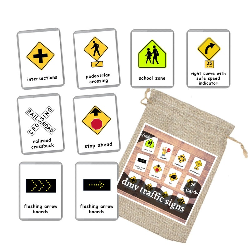 Pu&ograve; includere: Un set di 76 carte di segnali stradali DMV in una borsa di juta. Le carte presentano illustrazioni di segnali stradali comuni, come segnali di stop, attraversamenti pedonali e zone scolastiche. Le carte sono etichettate con il nome del segnale.