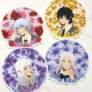 Könnte beinhalten: Vier runde Aufkleber mit Anime-Charakteren vor floralen Hintergründen. Jeder Aufkleber zeigt einen anderen Charakter mit einzigartigen Haar- und Augenfarben, umgeben von rosa, gelben und lila Blumen. Die Charaktere tragen Anzüge.