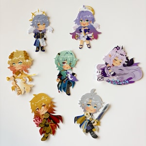 K&ouml;nnte beinhalten: Eine Sammlung von sieben farbenfrohen Aufklebern im Anime-Stil. Jeder Aufkleber zeigt ein einzigartiges Charakterdesign mit detaillierten Outfits und Accessoires. Die Charaktere haben verschiedene Haarfarben und sind in dynamischen Posen.