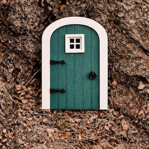 Puerta de hadas, puerta miniatura hecha a mano, verde oscuro, accesorios para jardín de hadas, hadas de árboles, 7,6 cm de alto