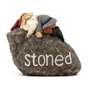 Gnomo de piedra sobre una roca de piedra, gnomo de piedra, decoración del hogar, 8,9 cm de alto, 10 cm de largo, accesorios para jardín de hadas, regalo para él, regalo para ella