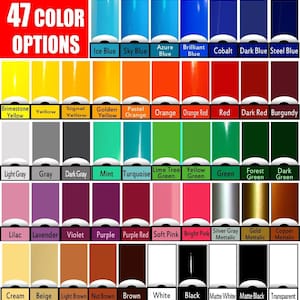 K&ouml;nnte beinhalten: Eine Farbkarte mit 47 Farboptionen. Die oberste Reihe zeigt Blaut&ouml;ne, gefolgt von Gelb, Orange und Rot. Die Karte enth&auml;lt verschiedene Graut&ouml;ne, Gr&uuml;n, Rosa, Lila, Braun und Metallicfarben, mit dem Text "47 COLOR OPTIONS" oben.