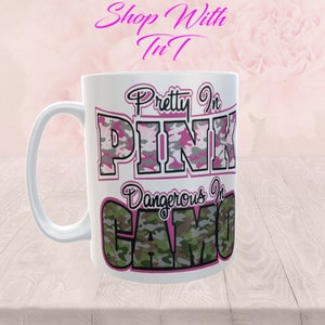 Hübsches In Rosa Dangerous In Camo | 15 oz Kaffeetee Tasse | Mikrowellen- und Spülmaschinenfreundlich