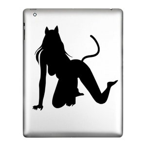 K&ouml;nnte beinhalten: Eine schwarze Silhouette einer Person in einer katzenartigen Pose, komplett mit Katzenohren und Schwanz, wird auf einem silbernen Tablet angezeigt. Die Figur kniet mit einem ausgestreckten Bein und einem Arm nach vorne.
